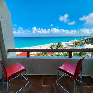 beachfront-and-ocean-view-apartment-cancun.quintano-roohotels.com/
